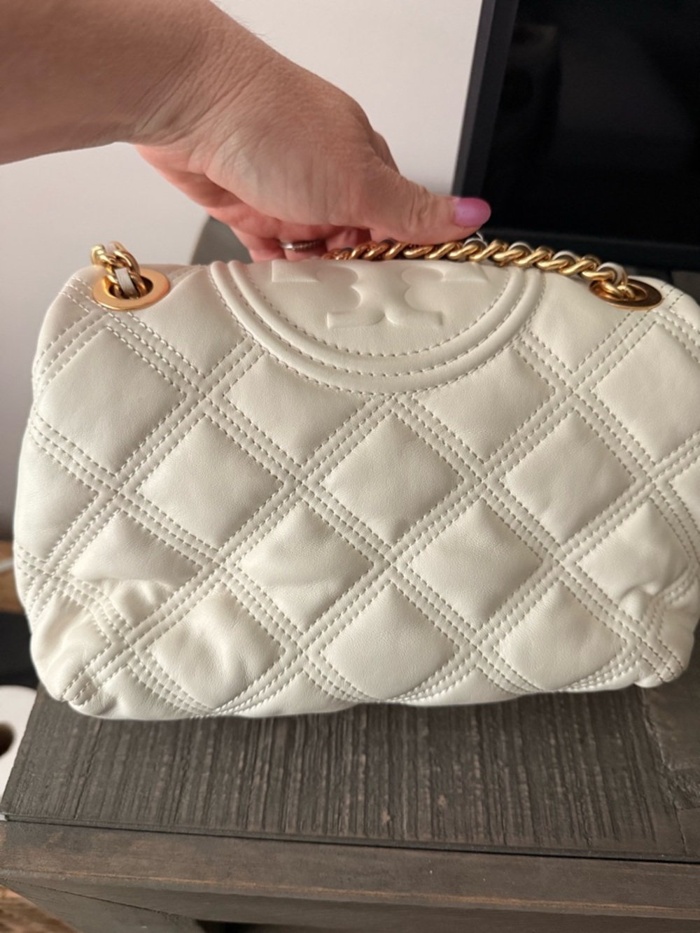 Tory Burch Quilted White Leather Shoulder Bag with Gold Chain - Picture 5 of 13